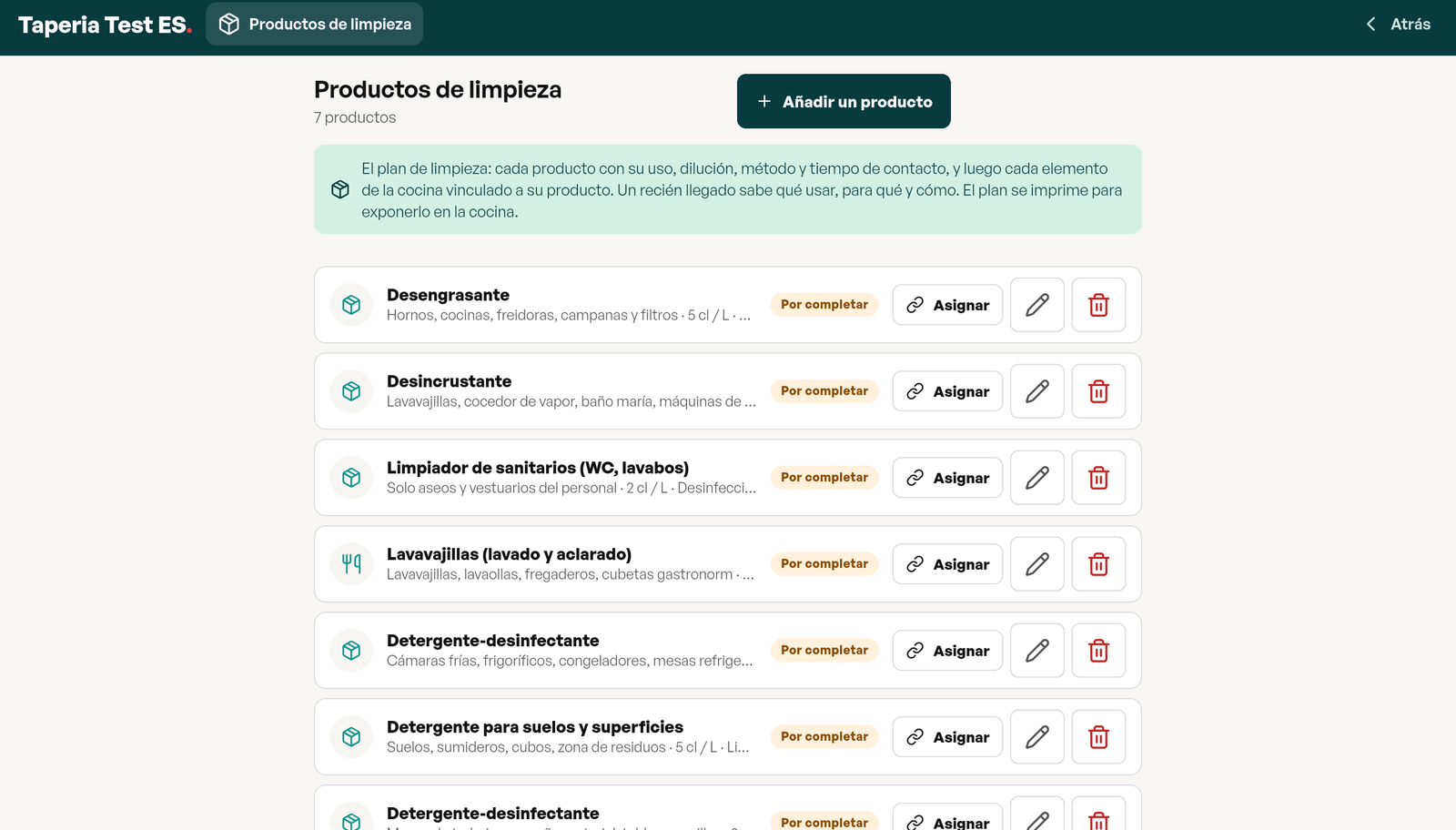 Biblioteca de productos de limpieza: siete productos por familia con su uso y su dilución, etiqueta «Por completar» y botón Asignar en cada línea