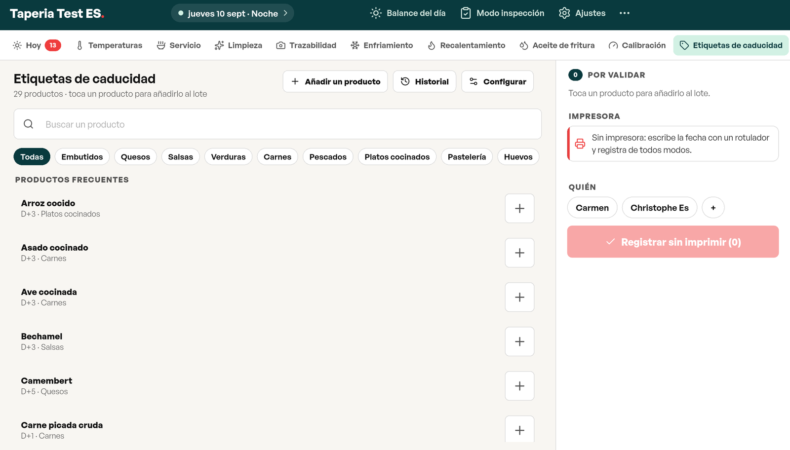 Pantalla Etiquetas de caducidad de Tracito: 29 productos por familia con su duración D+1, D+3 o D+5, un botón + por producto y el panel «Registrar sin imprimir»