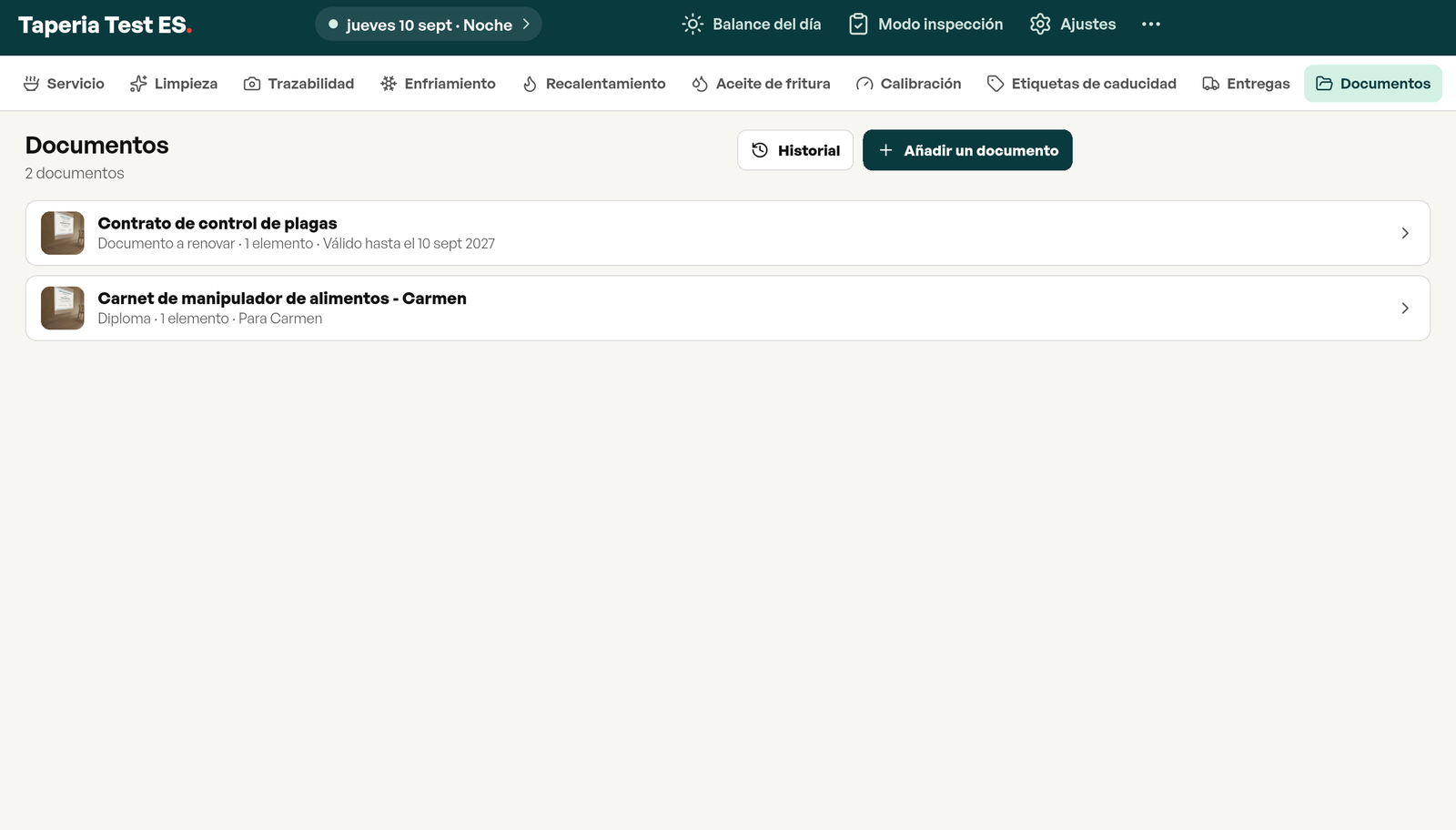 Pantalla Documentos de Tracito: el contrato de control de plagas válido hasta el 10 sept 2027 y el carnet de manipulador de Carmen, archivado a su nombre