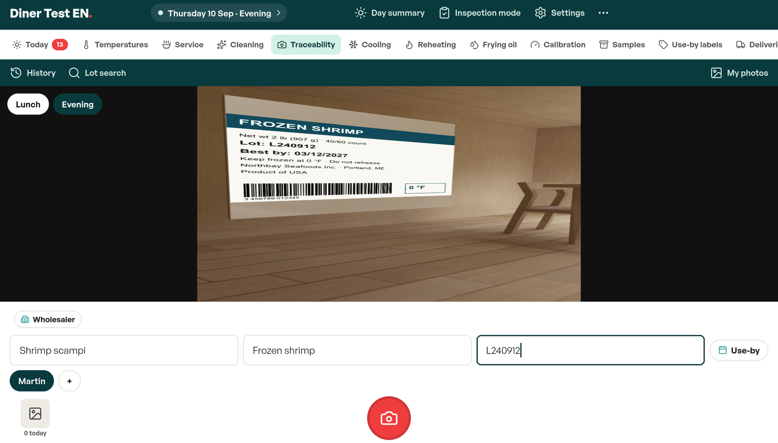 Traceability screen in Tracito: the camera framing a frozen shrimp label, with the Evening meal period, the wholesaler, the dish, the lot code and the first name Martin