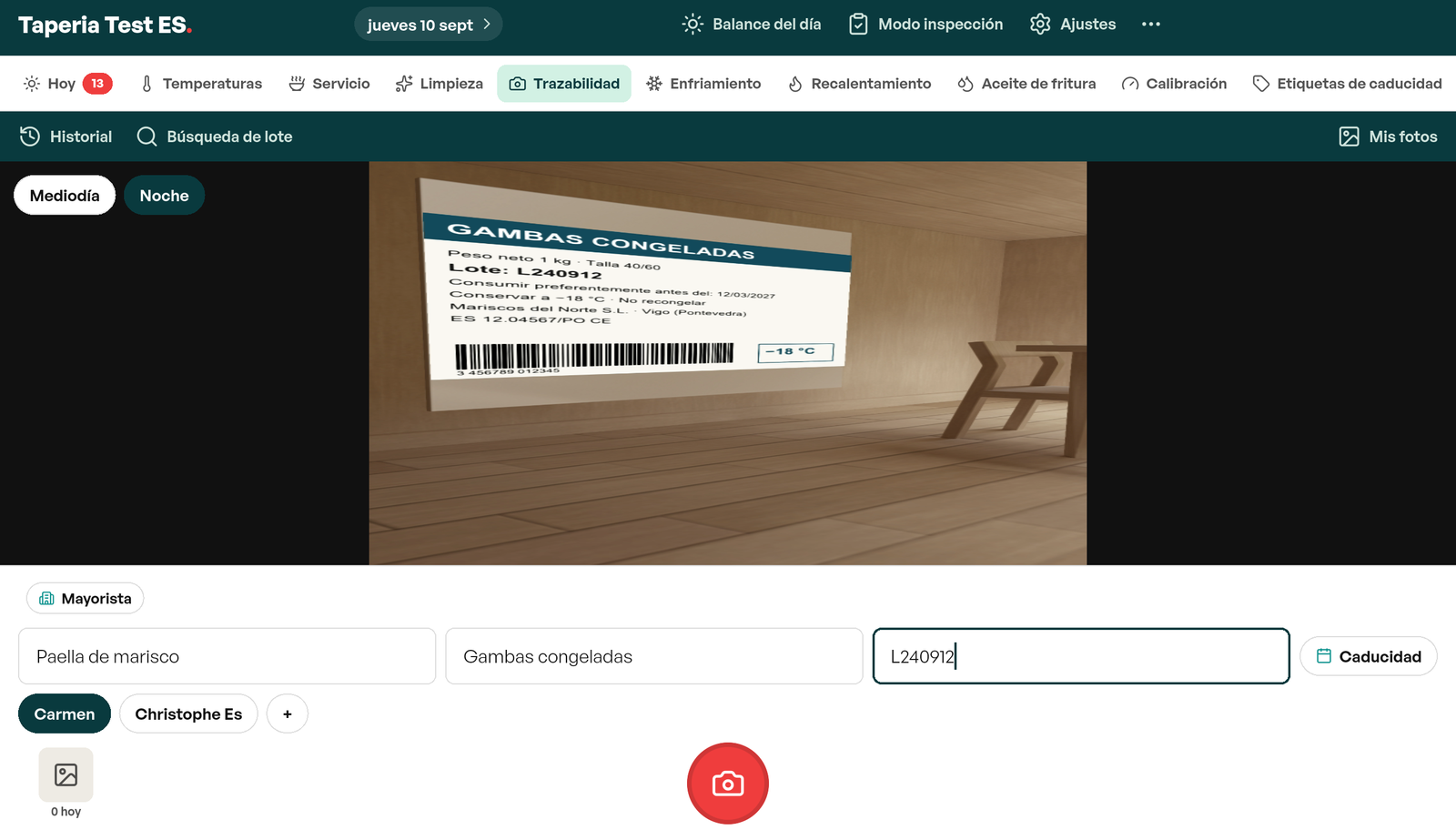 Pantalla Trazabilidad de Tracito: la cámara encuadra la etiqueta de una bolsa de gambas congeladas, con el servicio Noche, el mayorista, el plato, el número de lote y el nombre Carmen